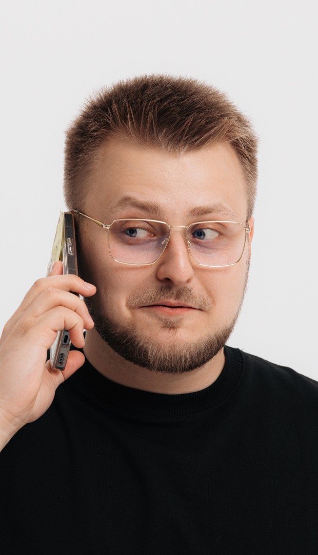 Michał Matera CEO LetGrow, rozmawia przez telefon i z zainteresowaniem spogląda w bok